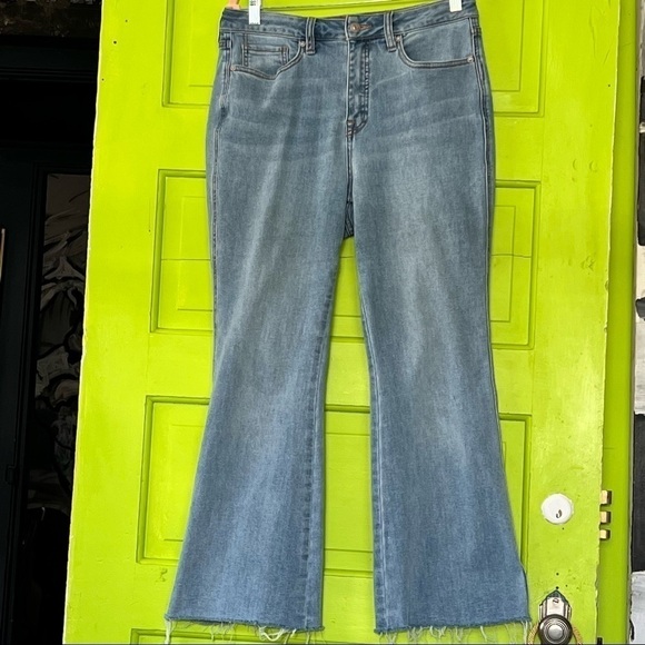 FREE PEOPLE CRVY LIGHTWASH BOOTCUT FLARE JEANS RAW FRAYED HEM size 30 - Picture 1 of 6